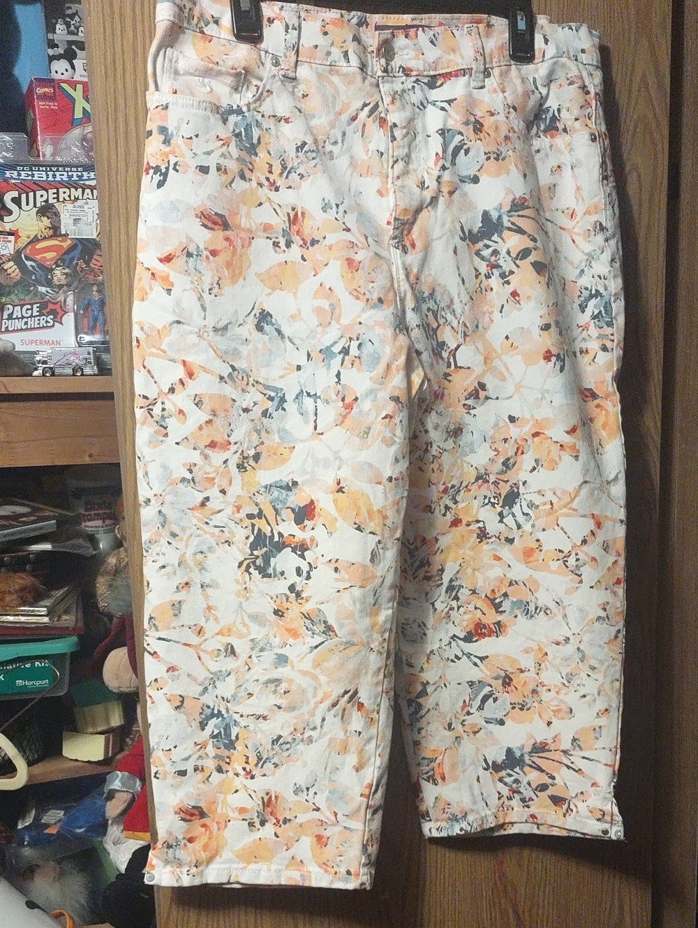 Gloria Vanderbilt White Capris with Peach & Navy Floral Accents